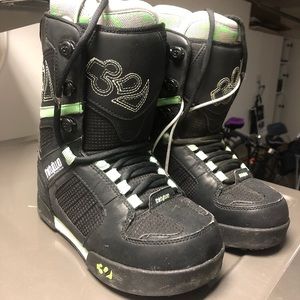 Snowboard boots